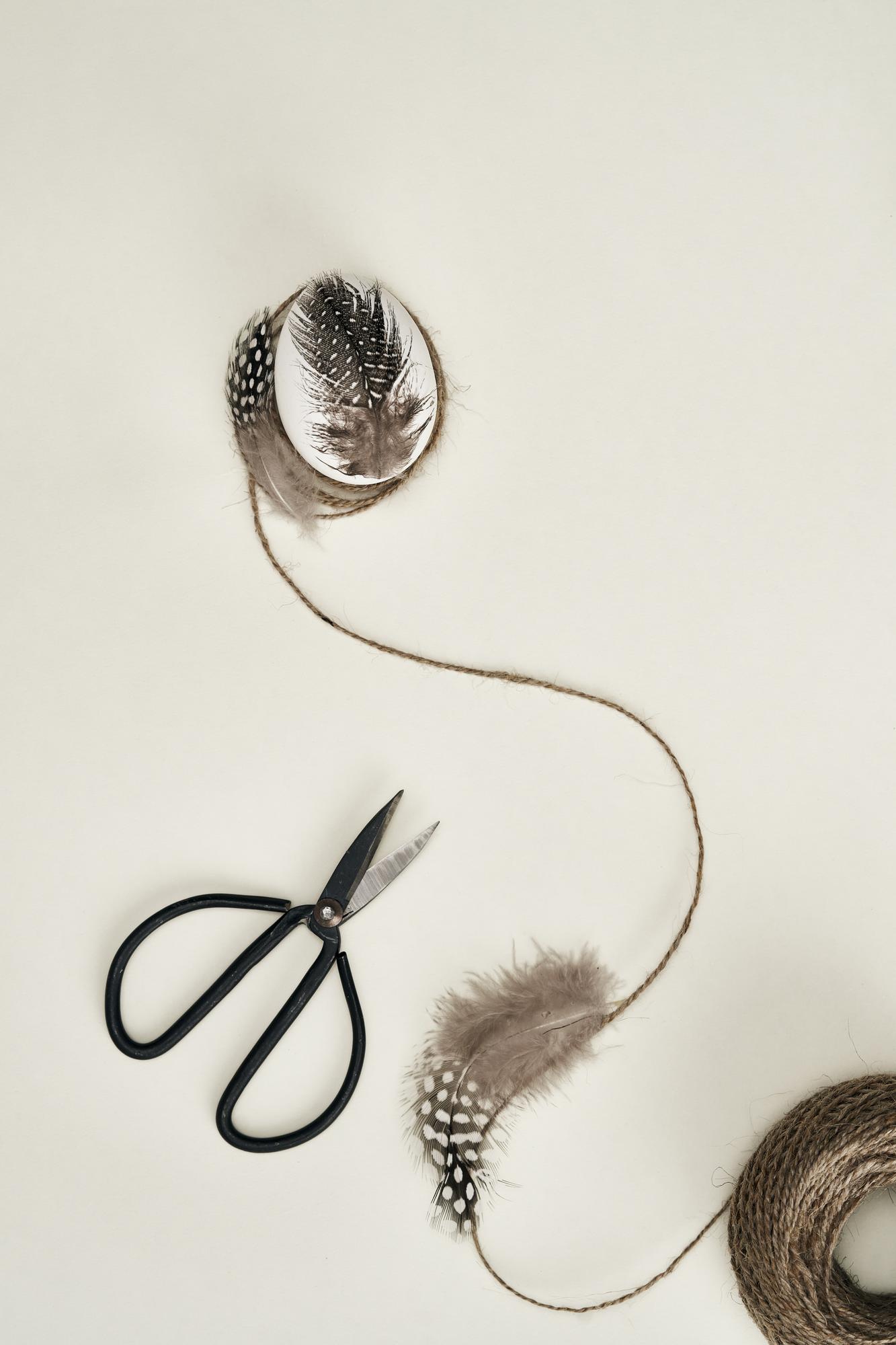 atelier table with threads, needles and an embroidery hoop